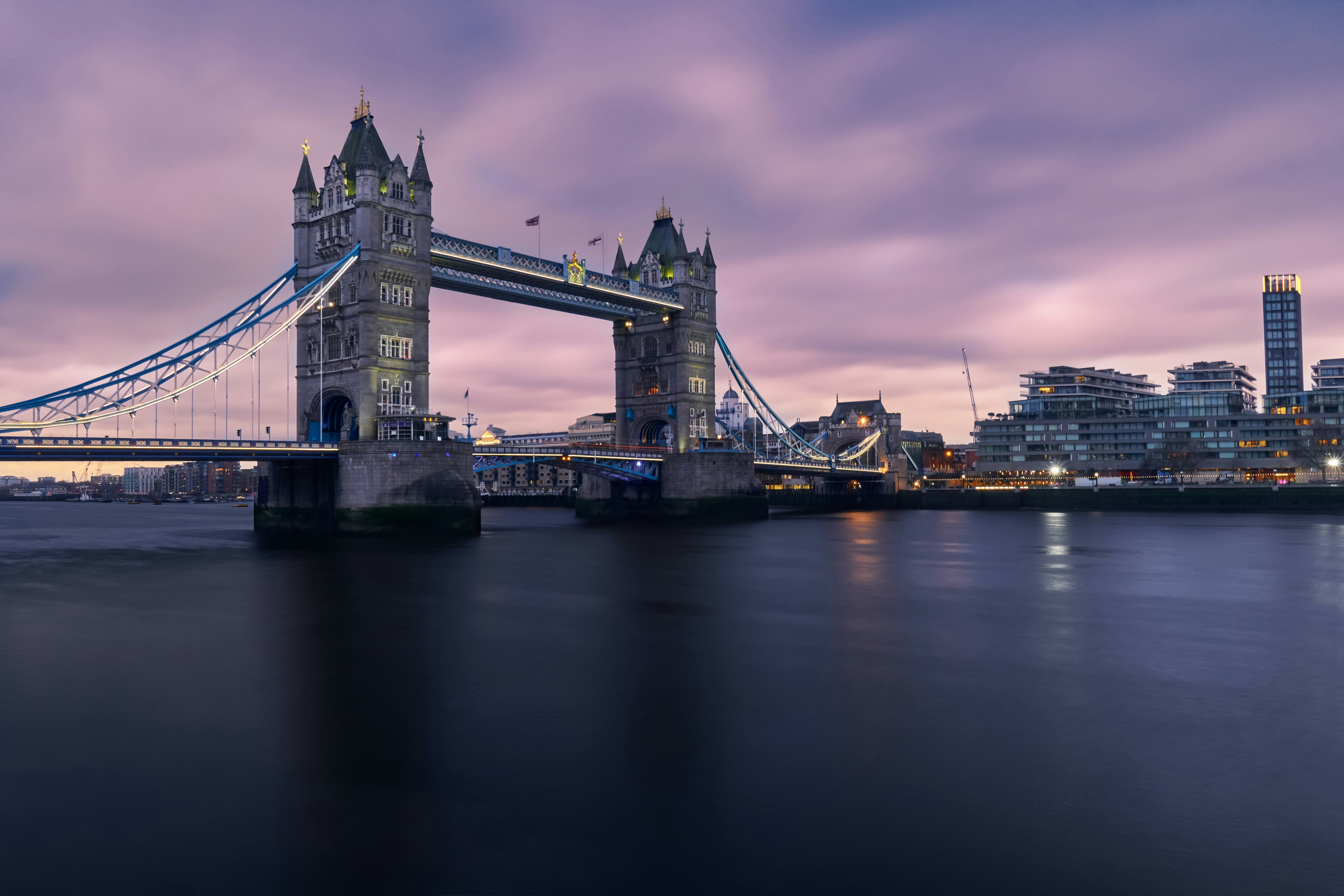 Tower Bridge tijdens de avond